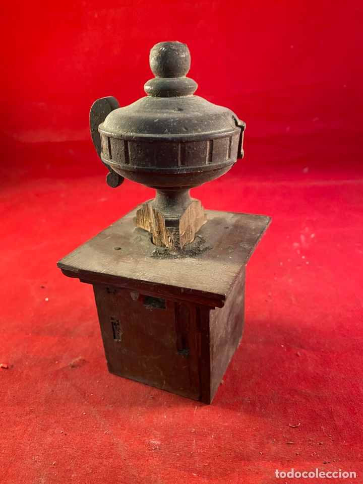 Antig&uuml;edades: Remate de madera para escalera - Foto 1