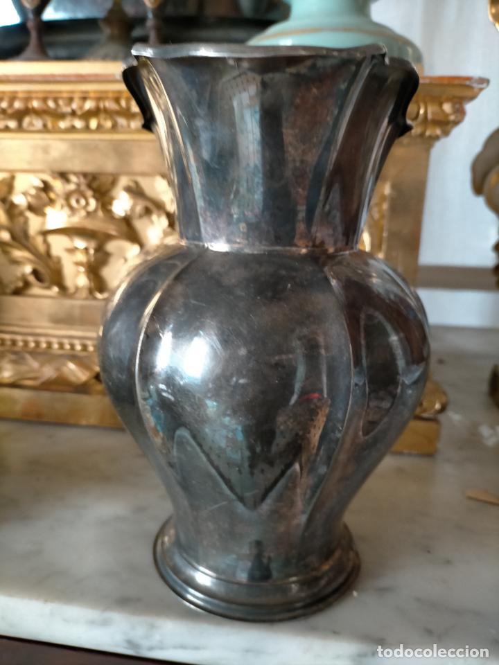 Antigüedades: gran jarra AGUAMANIL lechera o cafetera metal plateada ,19 CM APROXIMADOS LAVATORIO SEMANA SANTA - Foto 3 - 224171597