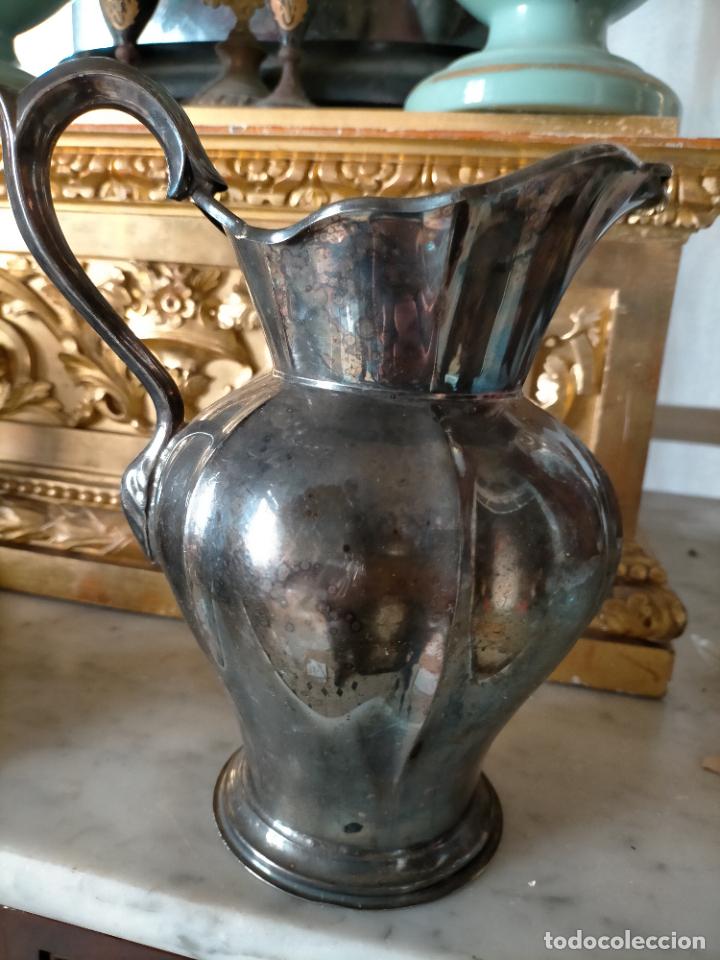 Antigüedades: gran jarra AGUAMANIL lechera o cafetera metal plateada ,19 CM APROXIMADOS LAVATORIO SEMANA SANTA - Foto 4 - 224171597