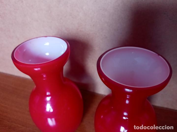 Antig&uuml;edades: Pareja jarrones floreros de opalina roja - Foto 2