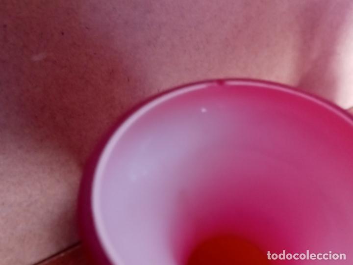 Antig&uuml;edades: Pareja jarrones floreros de opalina roja - Foto 4