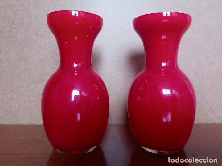 Antiques: Pareja jarrones floreros de opalina roja
