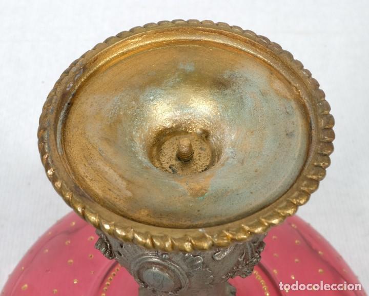 Antig&uuml;edades: Pareja de centros en metal y cristal - Foto 9