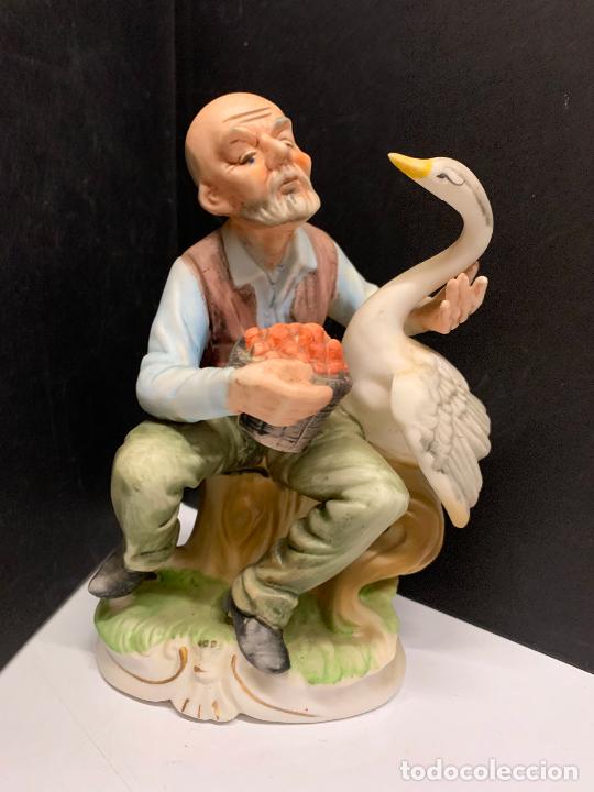 Antiques: Encantadora figura de abuelito con oca o pato en porcelana valenciana . Mide 16cms de altura
