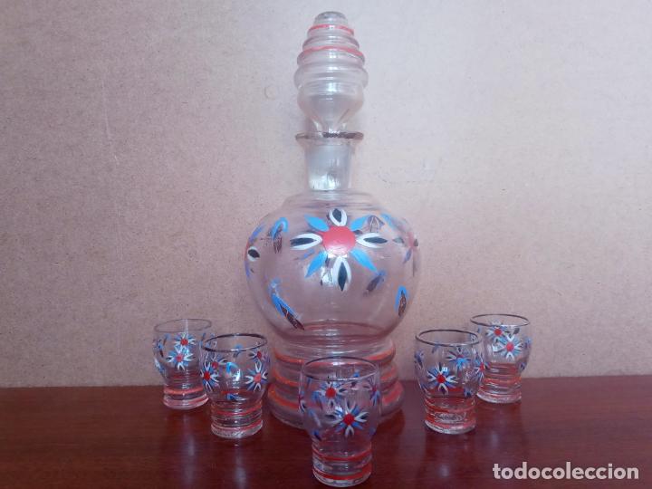 Antiques: Antigua botella licorera y vasos de chupitos- cristal soplado pintado a mano