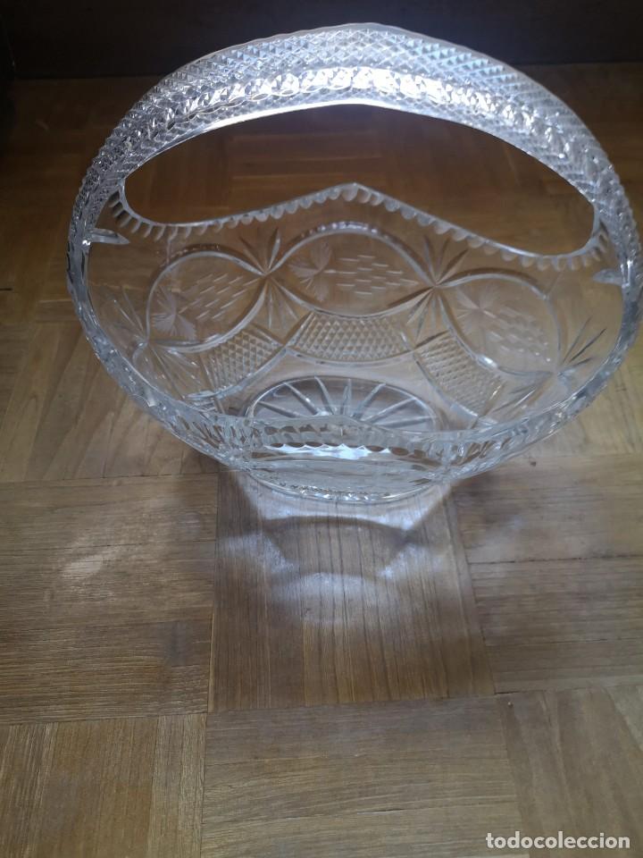 Antiguidades: Cesta tallada de cristal de Bohemia