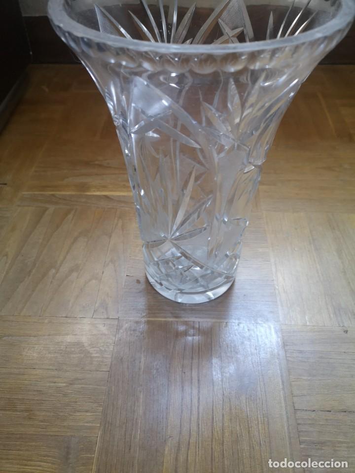 Antiguidades: Jarr&oacute;n tallado de cristal de Bohemia