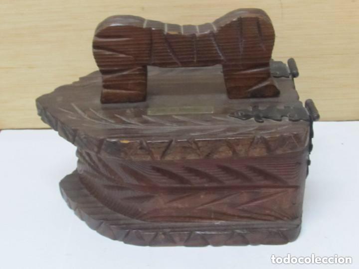 Antig&uuml;edades: Caja antigua de madera con forma plancha - Foto 1