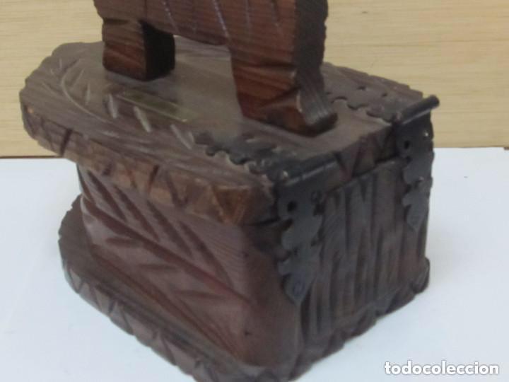Antig&uuml;edades: Caja antigua de madera con forma plancha - Foto 2