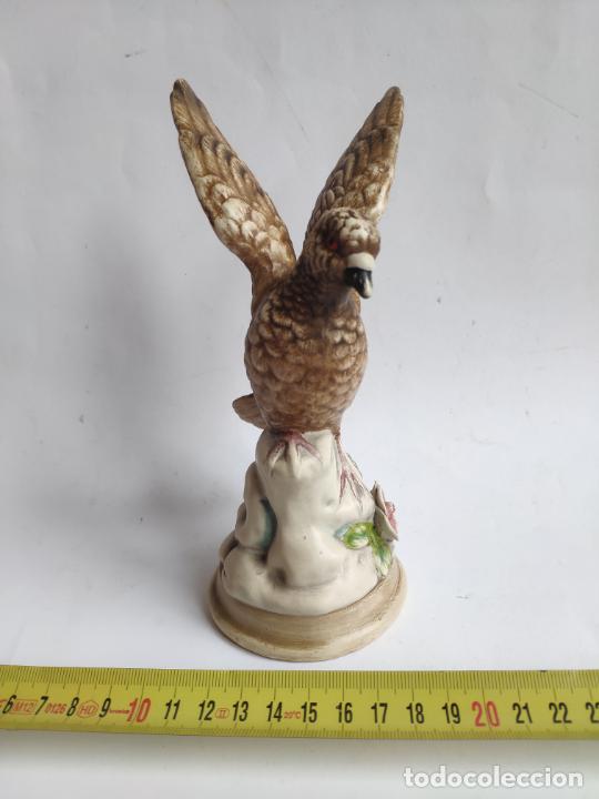 Antig&uuml;edades: Ave con alas extendidas. Porcelana Cebreros ( &Aacute;vila ). Impecable