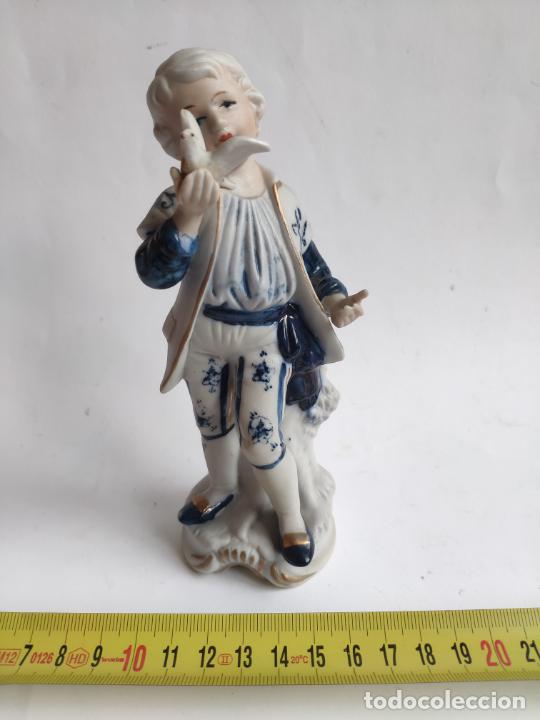 Antig&uuml;edades: Ni&ntilde;o con paloma. Porcelana Cebreros ( &Aacute;vila ). Cer&aacute;mica.