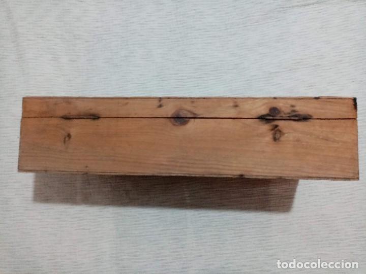 Antigüedades: Antigua Maleta de madera con cierres y asa de hierro_años 50 - Foto 2 - 224441876