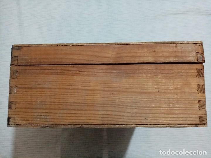Antigüedades: Antigua Maleta de madera con cierres y asa de hierro_años 50 - Foto 6 - 224441876