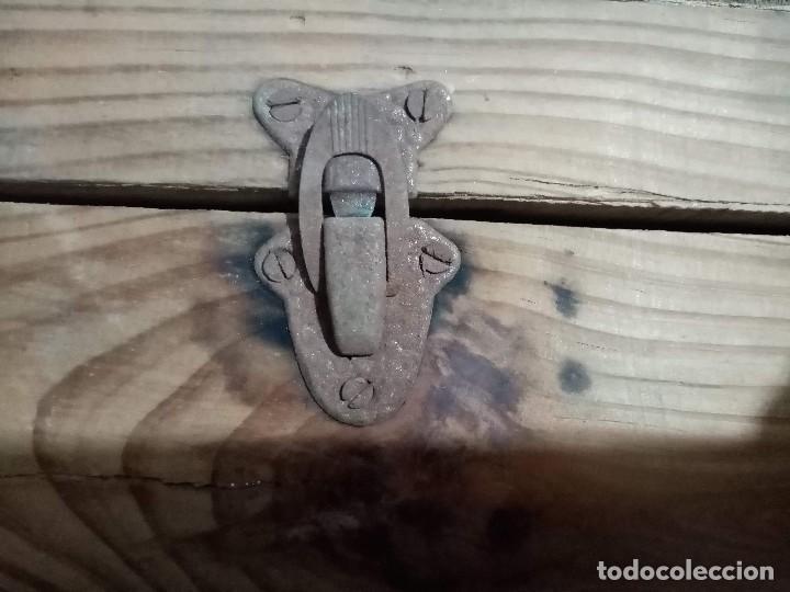 Antigüedades: Antigua Maleta de madera con cierres y asa de hierro_años 50 - Foto 13 - 224441876