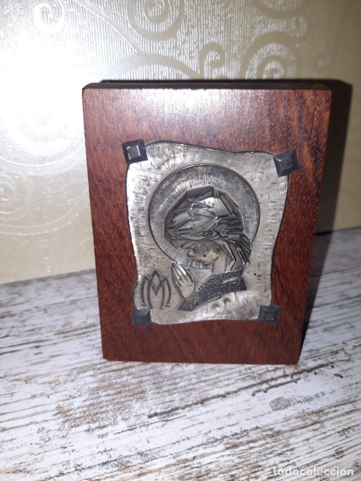 Antig&uuml;edades: Virgencita de metal, con base de madera - Foto 1