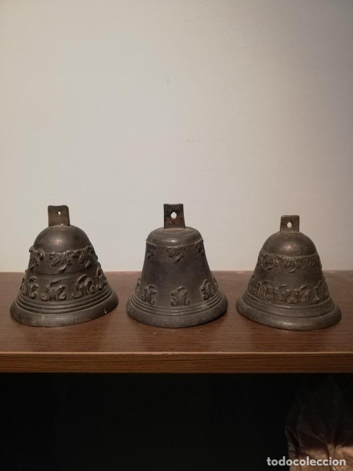 Antig&uuml;edades: TRES CAMPANAS DE BRONCE S. XVIII - Foto 1