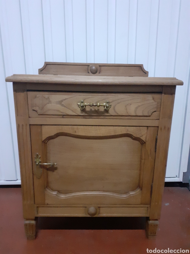 Antiquit&auml;ten: Mesita de noche de madera de olivo