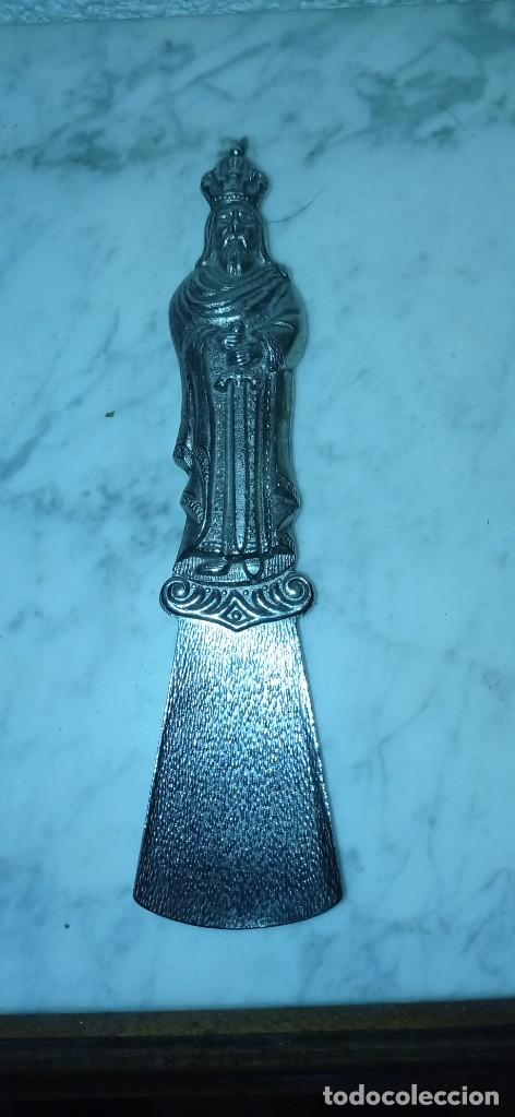 Antig&uuml;edades: Antiguo Calzador met&aacute;lico labrado con forma de rey 17cm de largo 4 cm de ancho