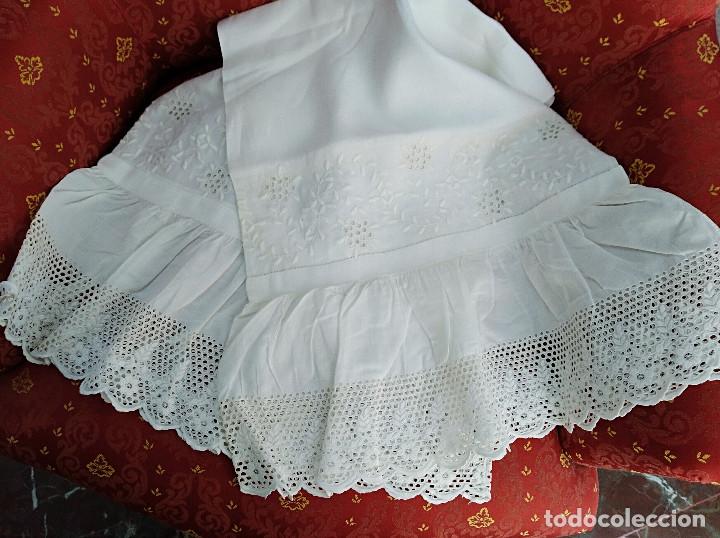 Antiquit&eacute;s: MARAVILLOSA FUNDA DE ALMOHADA DE MATRIMONIO SIGLOXIX, EN HILO. BORDADA.CON VOLANTE DE TIRA BORDADA