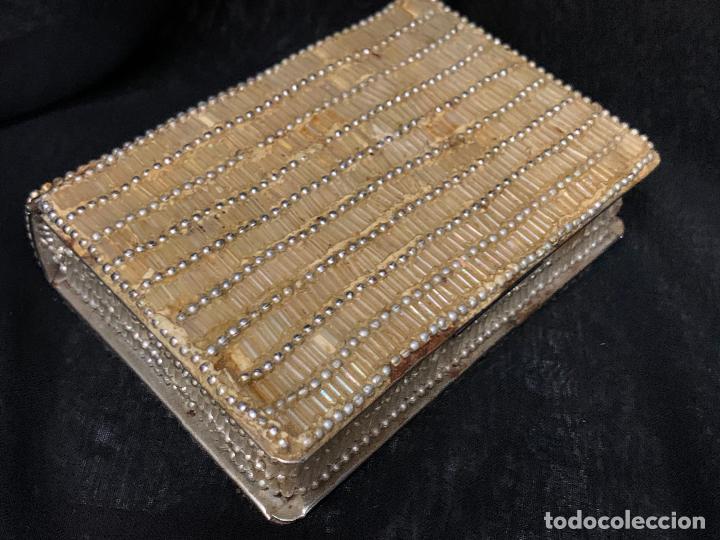 Antig&uuml;edades: Antiguo peque&ntilde;o joyero o portarosarios en forma de libro recubierto de cuentas. 11x8cms y 2,5cm alto