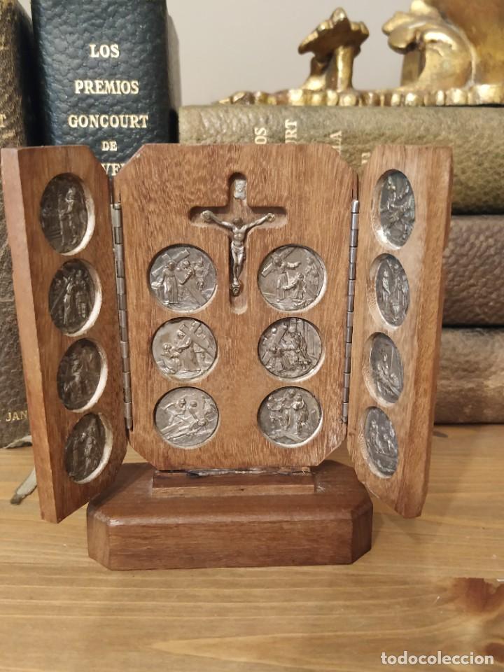 Antig&uuml;edades: ANTIGUO RETABLO V&Iacute;A CRUCIS TR&Iacute;PTICO - Foto 1