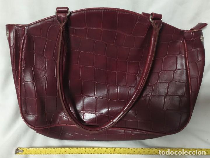 Antig&uuml;edades: BOLSO CUERO GRANATE - Foto 1