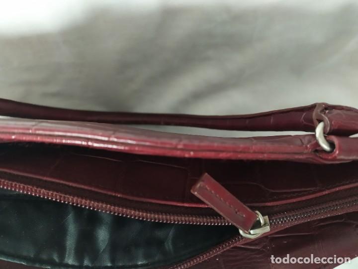 Antig&uuml;edades: BOLSO CUERO GRANATE - Foto 2