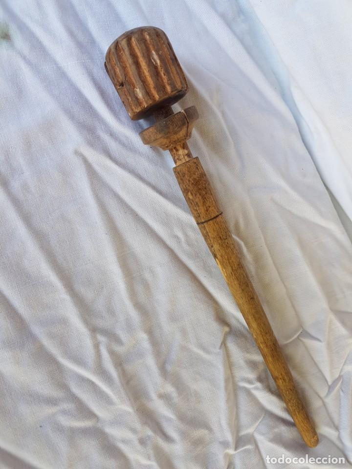 Antig&uuml;edades: Antigua chocolatera removedor - Foto 1