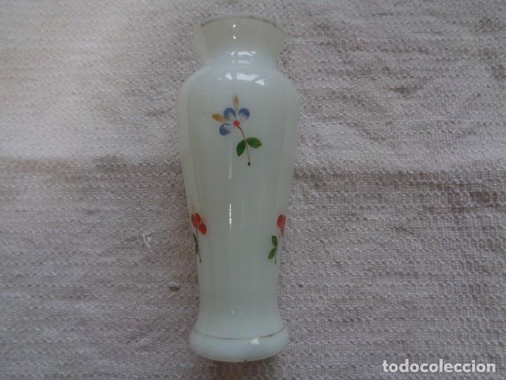 Antiquit&eacute;s: ANTIGUO JARR&Oacute;N DE OPALINA CON FLORES PINTADAS A MANO, SOBRE CUBIERTA. 15 Cm.