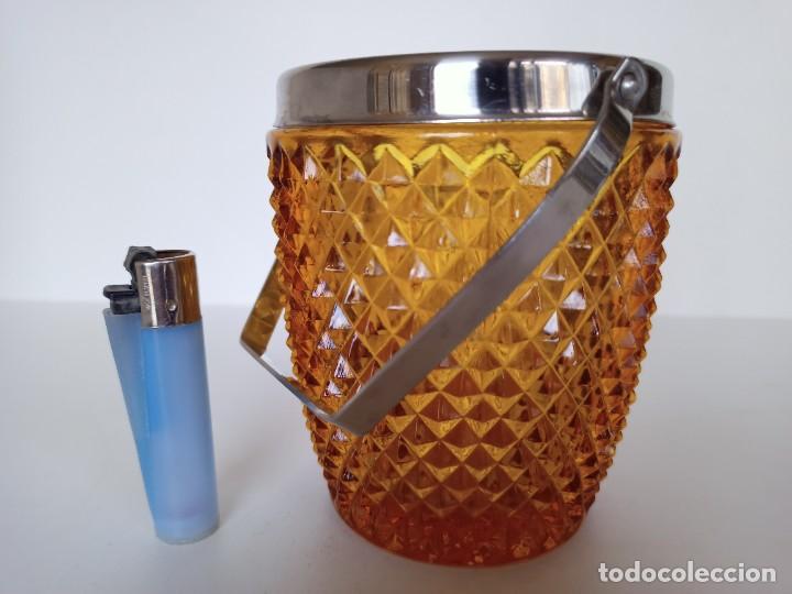 Antig&uuml;edades: Cubitera de cristal color ambar - Foto 1