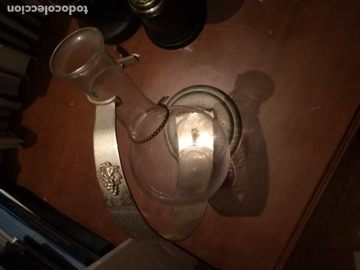 Antiquit&eacute;s: Decantador met&aacute;lico