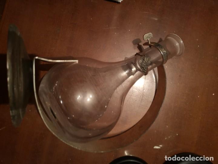 Antig&uuml;edades: Decantador met&aacute;lico - Foto 3