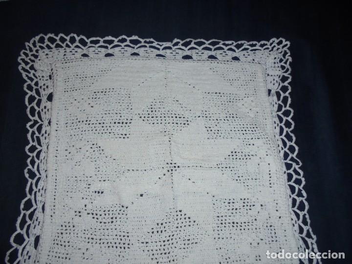 Antig&uuml;edades: FUNDA DE COJIN A GANCHILLO COLOR BLANCO - Foto 2