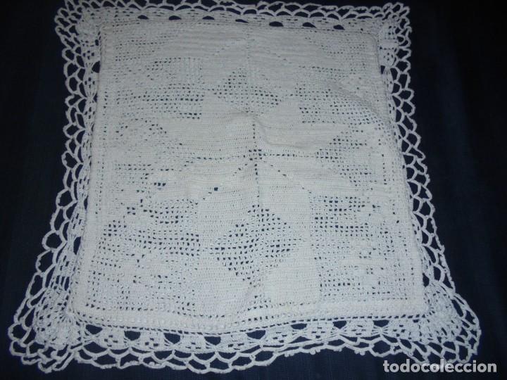 Antig&uuml;edades: FUNDA DE COJIN A GANCHILLO COLOR BLANCO - Foto 3