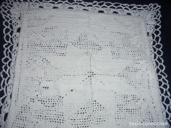 Antig&uuml;edades: FUNDA DE COJIN A GANCHILLO COLOR BLANCO - Foto 4