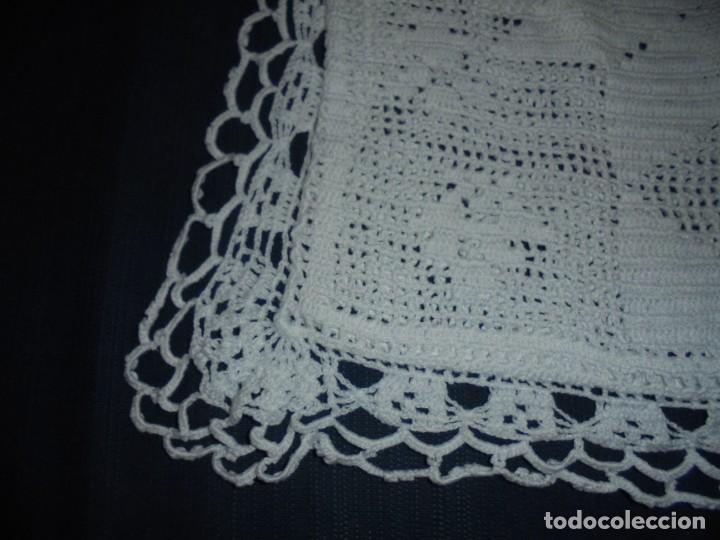 Antig&uuml;edades: FUNDA DE COJIN A GANCHILLO COLOR BLANCO - Foto 5