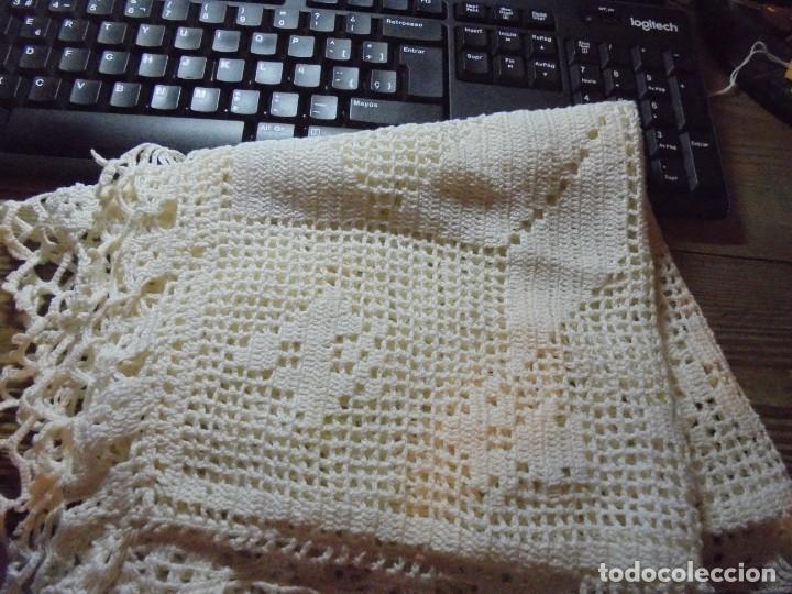 Antig&uuml;edades: FUNDA DE COJIN A GANCHILLO COLOR BEIS - Foto 10
