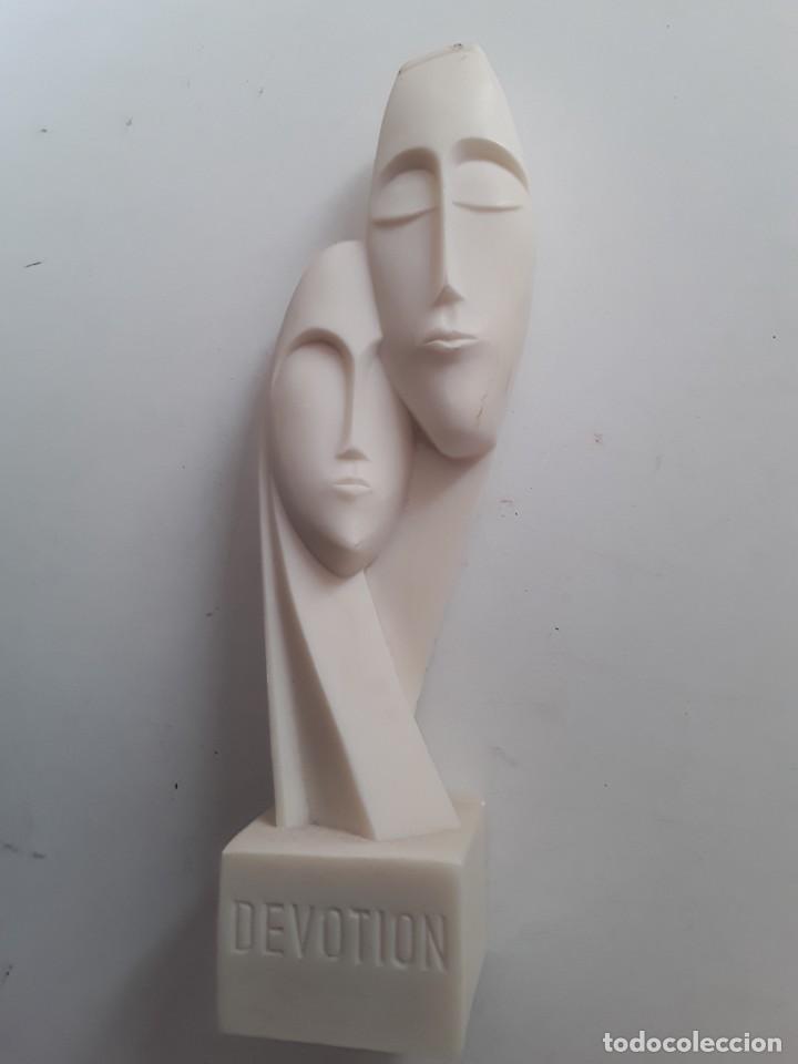 Antig&uuml;edades: Escultura Devotion representando hombre y mujer abrazados. En la parte trasera firmado Pegasus