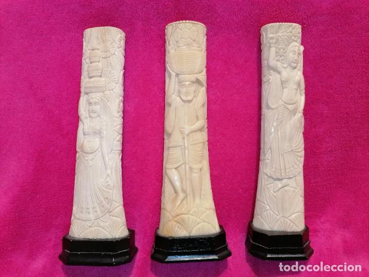 Antig&uuml;edades: TALLAS EN HUESO SOBRE BASE DE MADERA - Foto 1
