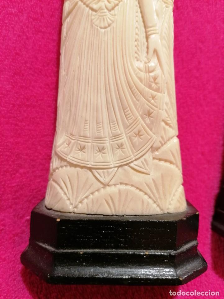Antig&uuml;edades: TALLAS EN HUESO SOBRE BASE DE MADERA - Foto 2