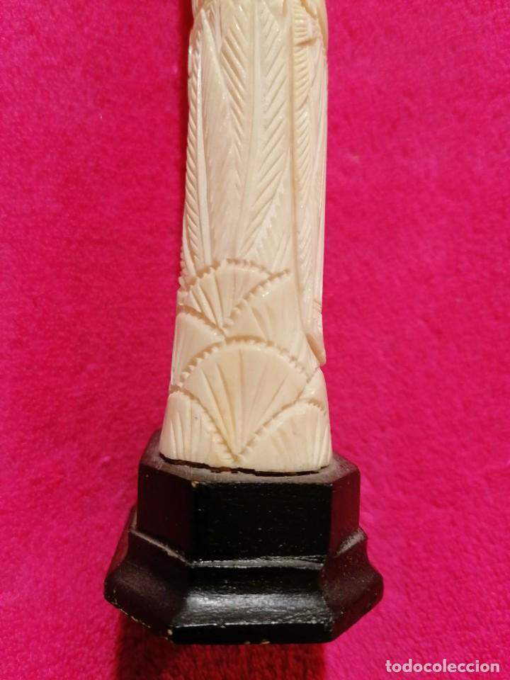 Antig&uuml;edades: TALLAS EN HUESO SOBRE BASE DE MADERA - Foto 5