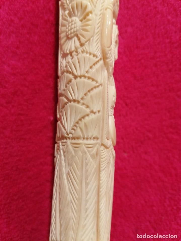 Antig&uuml;edades: TALLAS EN HUESO SOBRE BASE DE MADERA - Foto 6