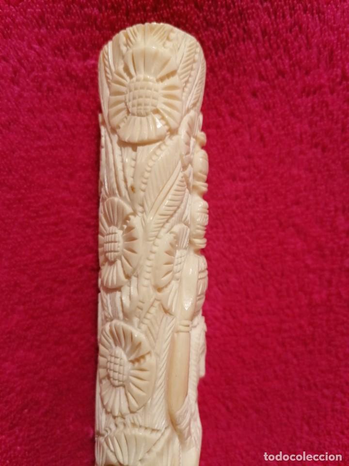 Antig&uuml;edades: TALLAS EN HUESO SOBRE BASE DE MADERA - Foto 7