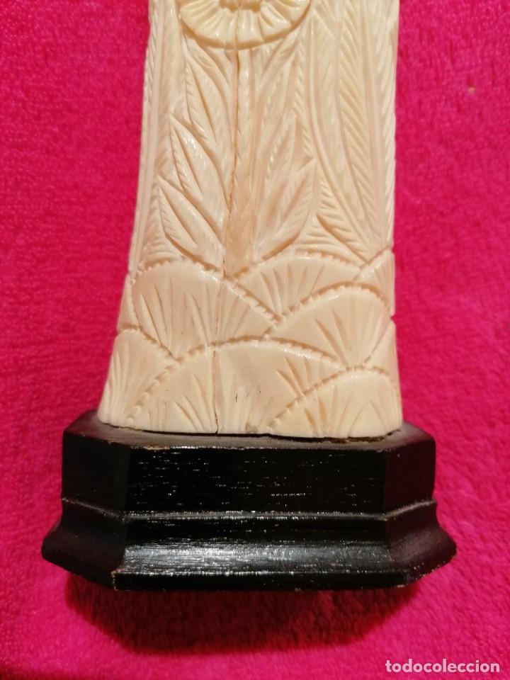 Antig&uuml;edades: TALLAS EN HUESO SOBRE BASE DE MADERA - Foto 8