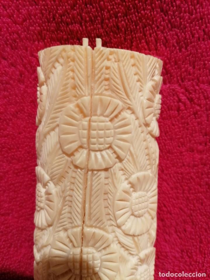 Antig&uuml;edades: TALLAS EN HUESO SOBRE BASE DE MADERA - Foto 11