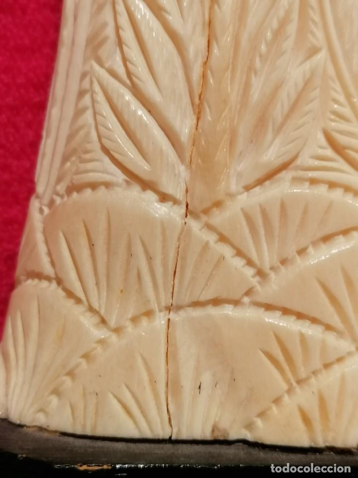 Antig&uuml;edades: TALLAS EN HUESO SOBRE BASE DE MADERA - Foto 12
