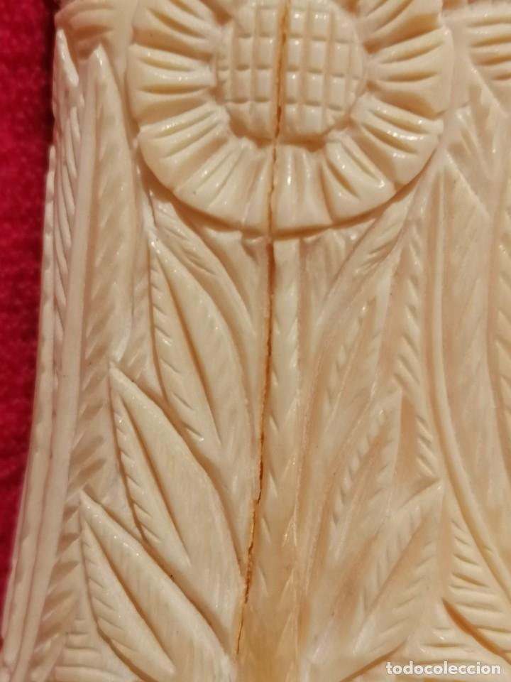 Antig&uuml;edades: TALLAS EN HUESO SOBRE BASE DE MADERA - Foto 13