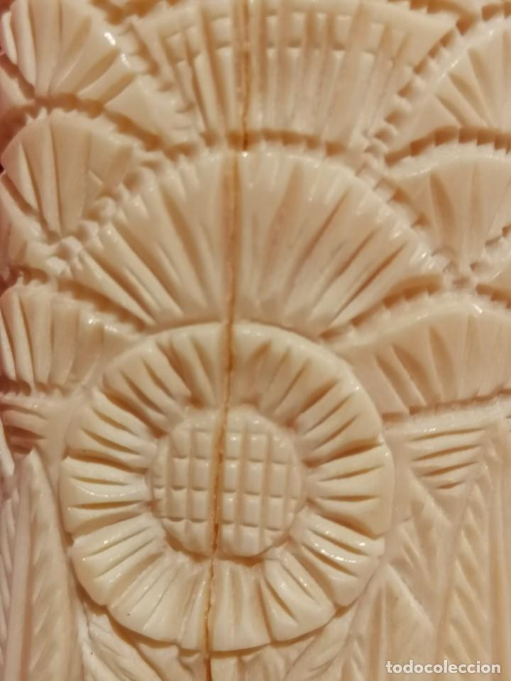 Antig&uuml;edades: TALLAS EN HUESO SOBRE BASE DE MADERA - Foto 14