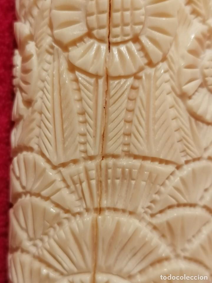 Antig&uuml;edades: TALLAS EN HUESO SOBRE BASE DE MADERA - Foto 15
