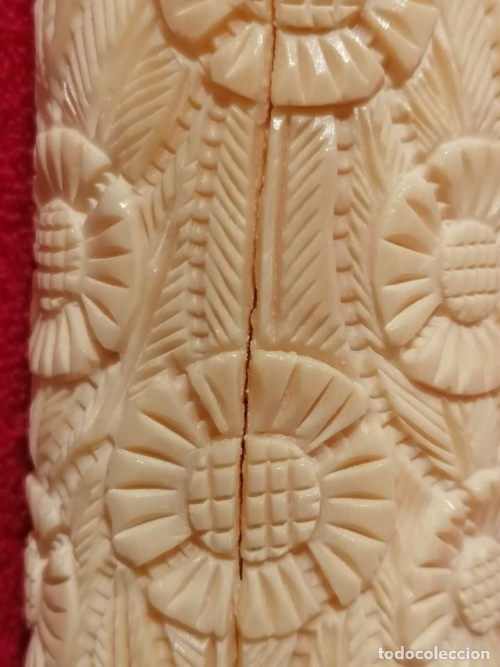 Antig&uuml;edades: TALLAS EN HUESO SOBRE BASE DE MADERA - Foto 16